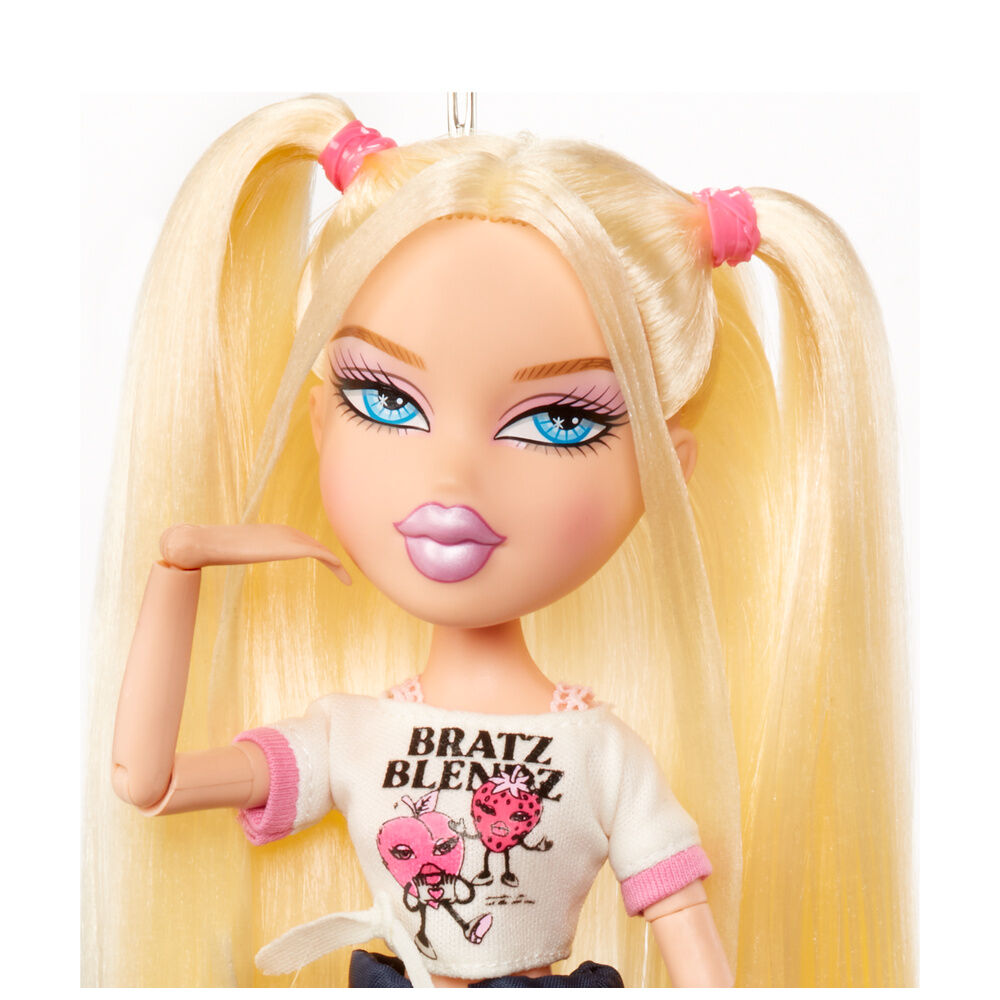 Bratz Stylin Cloe doll + t-shirt - Image 4